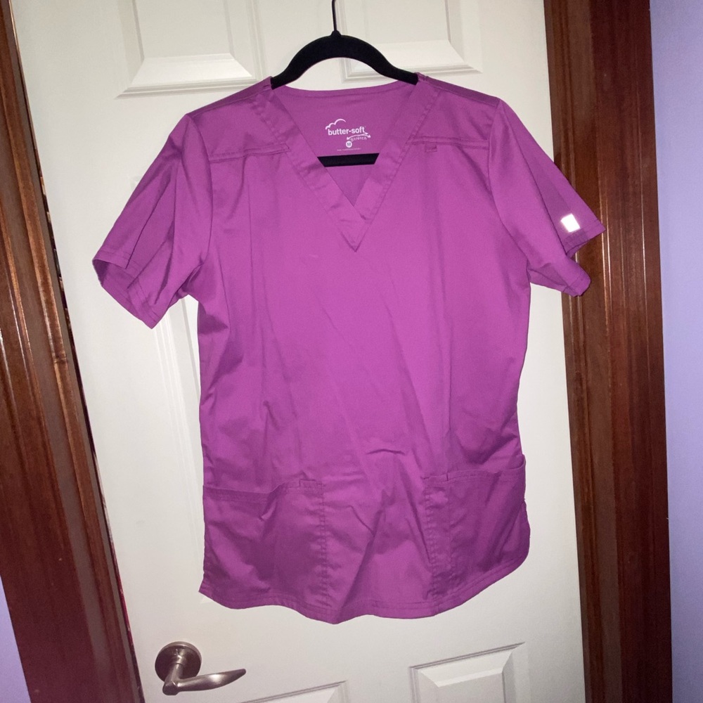 UA Buttersoft stretch scrub top